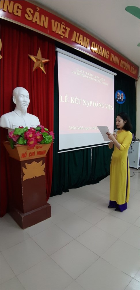 Chi bộ trường mầm non Nhân Chính tổ chức Lễ kết nạp đảng cho đoàn viên ưu tú Phan Thị Kim Chi