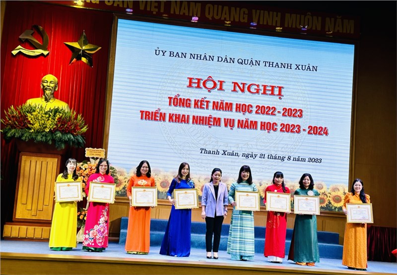 Trường MN Sơn ca được nhận Bằng khen của Chủ tịch UBND Thành phố Hà Nội.