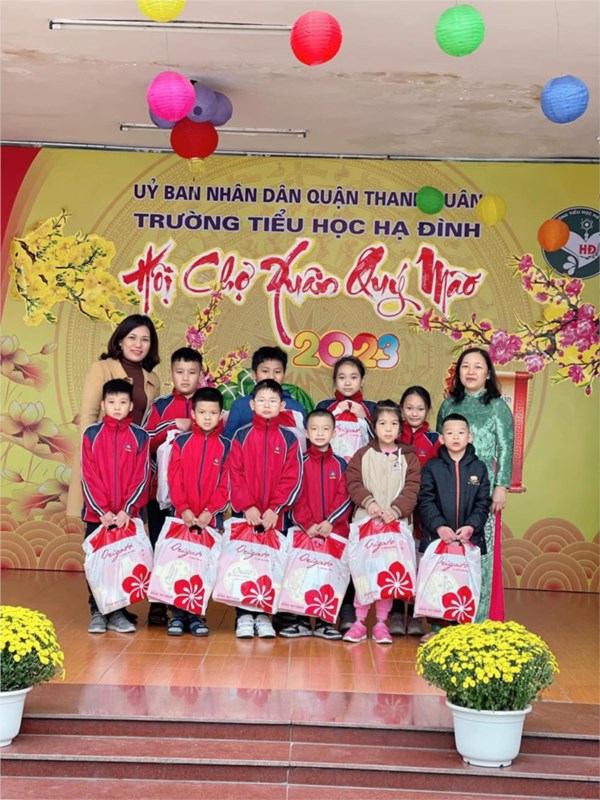 Tin ảnh: Trường TH Hạ Đình trao quà Tết cho học sinh có hoàn cảnh khó khăn nhân dịp Tết cổ truyền năm 2023