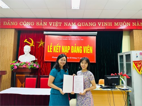 Chi bộ trường tiểu học Nguyễn Trãi tổ chức kết nạp Đảng viên mới