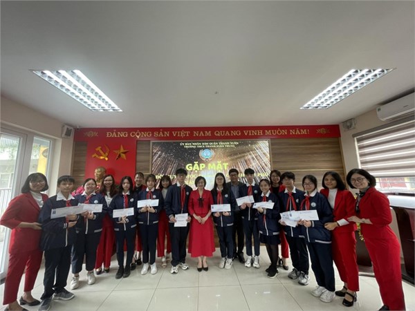 Truyền lửa nhiệt huyết, thắp sáng tinh thần Thanh Xuân Trung trong Lễ gặp mặt Đội tuyển học sinh giỏi cấp Thành phố của nhà trường.