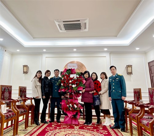 Chi đoàn Trường Tiểu học Nguyễn Trãi tới thăm 
và chúc mừng hai đơn vị Viện kĩ thuật và Phòng Chính trị thuộc Bộ tham mưu Quân chủng Phòng không không quân.