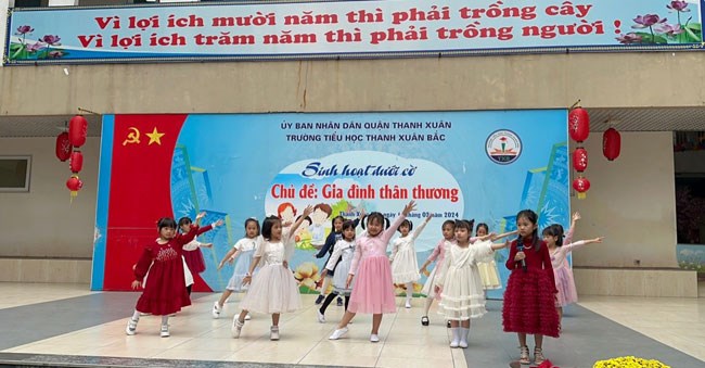 Sáng ngày 19/2/2024 trường Tiểu học Thanh Xuân Bắc đã tổ chức buổi Sinh hoạt dưới cờ với chủ điểm: Gia đình thân thương trong không khí vui tươi của những ngày đầu năm mới 2024!
