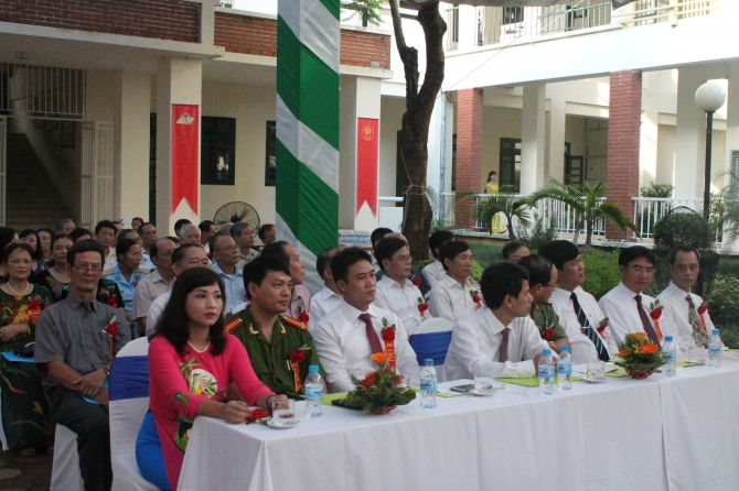 Đại biểu về dự lễ khai giảng năm học mới trường THCS Nguyễn Trãi