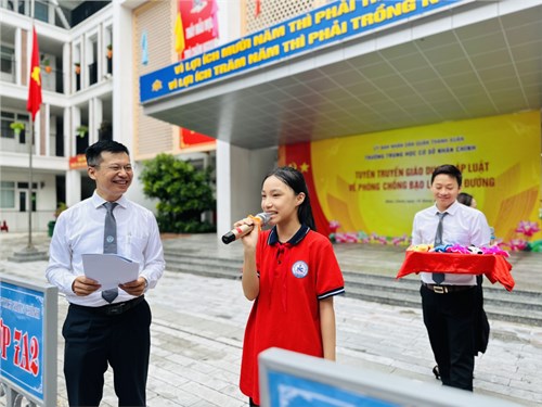 Sáng ngày 18/9/2023, trường THCS Nhân Chính đã phối hợp cùng đoàn Luật sư thành phố Hà Nội tổ chức buổi “Tuyên truyền giáo dục pháp luật về phòng chống bạo lực học đường” cho học sinh