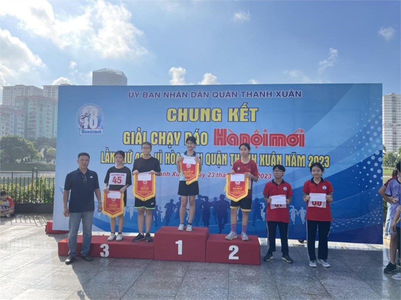 Tinh thần thể thao sôi nổi của học sinh trường THCS Thanh Xuân Trung tại vòng chung kết giải chạy Báo Hà Nội Mới lần thứ 48 - Vì hoà bình năm 2023.