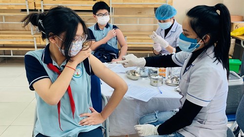 Học sinh trường THCS Thanh Xuân Trung tiêm chủng an toàn - thầy cô, cha mẹ yên tâm