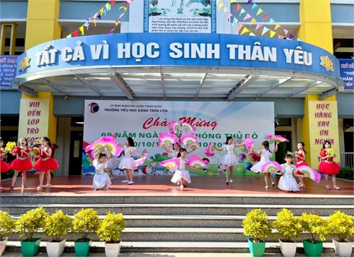 Thầy trò trường Tiểu học Đặng Trần Côn chào mừng 69 năm Ngày giải phóng Thủ đô 10/10/1954 - 10/10/2023.