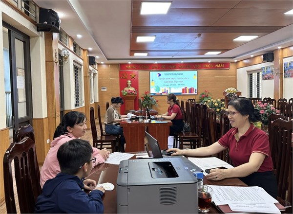 Trường TH Đặng Trần Côn hỗ trợ CMHS tuyển sinh trực tuyến lớp 1 năm học 2023 - 2024