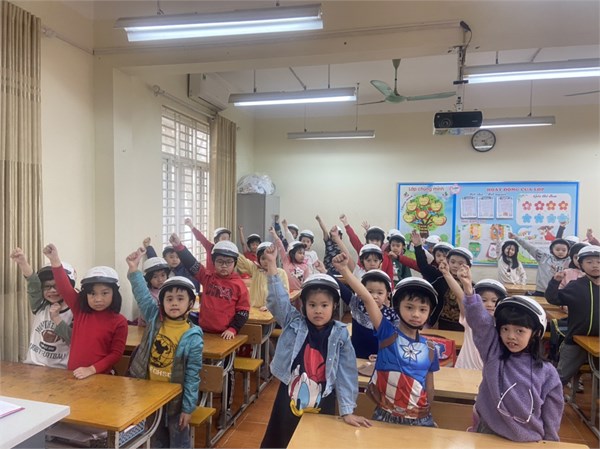 Trường TH Hạ Đình tổ chức trao tặng mũ bảo hiểm của Công ty HondaViệt Nam cho học sinh khối lớp 1, 2