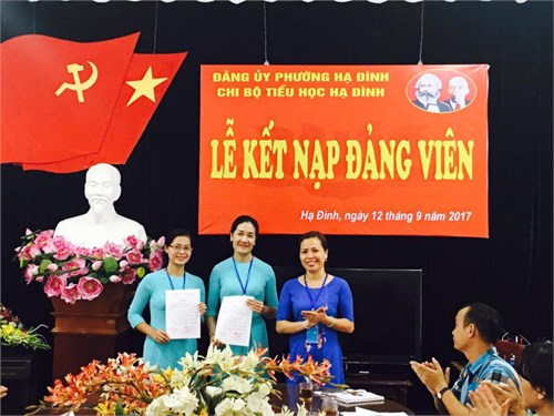 Chi bộ Tiểu học Hạ Đình kết nạp đảng viên mới