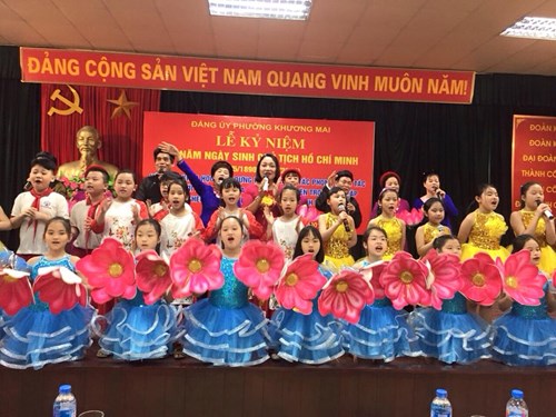 Cô trò Khương Mai tham gia biểu diễn văn nghệ chào mừng tại Lễ kỷ niệm 128 năm Ngày sinh của Chủ tịch Hồ Chí Minh tại UBND Phường Khương Mai