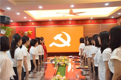 Tổ chức Lễ kết nạp Đảng viên cho hai quần chúng ưu tú Nguyễn Thu Anh (GV khối 1) và Kiều Thị Hậu (GV khối 3)