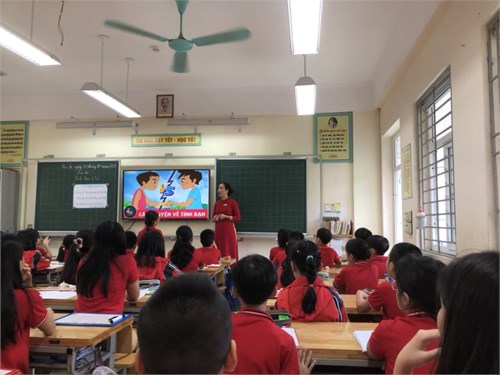 Tiết Đạo đức nhẹ nhàng, tình cảm của cô Giáo Nguyễn Thị Mai Phương cùng học sinh lớp 5C