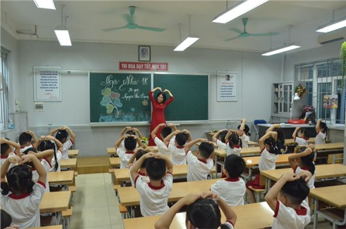 Chào mừng các con học sinh lớp 1K đến với Team  chăm ngoan, học giỏi  của cô giáo trẻ Nguyễn Thị Dung