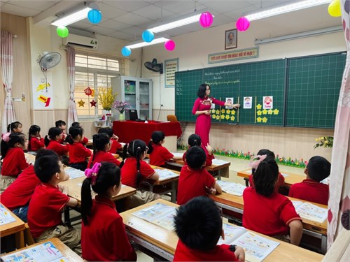 Trường Tiểu học Nguyễn Trãi đón tiếp các trường bạn trong Quận về dự giờ tiết dạy mẫu
