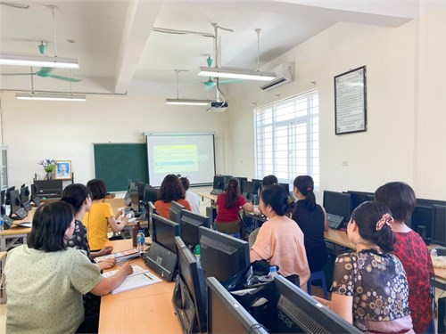 Buổi tập huấn sử dụng SGK môn Đạo đức, Hoạt động trải nghiệm, Công nghệ lớp 4 năm học 2023 – 2024 nghiêm túc và đầy hữu ích tại trường Tiểu học Nguyễn Trãi.