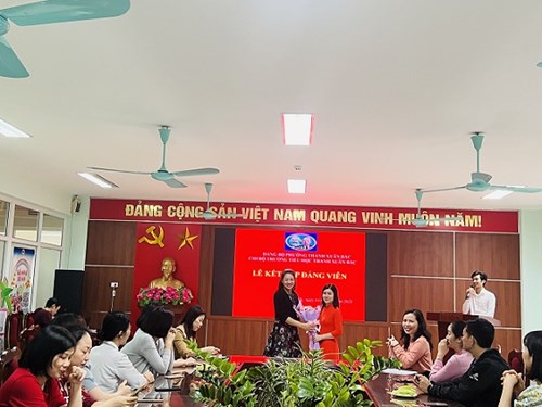 Lễ kết nạp Đảng viên mới của Chi bộ trường Tiểu học Thanh Xuân Bắc